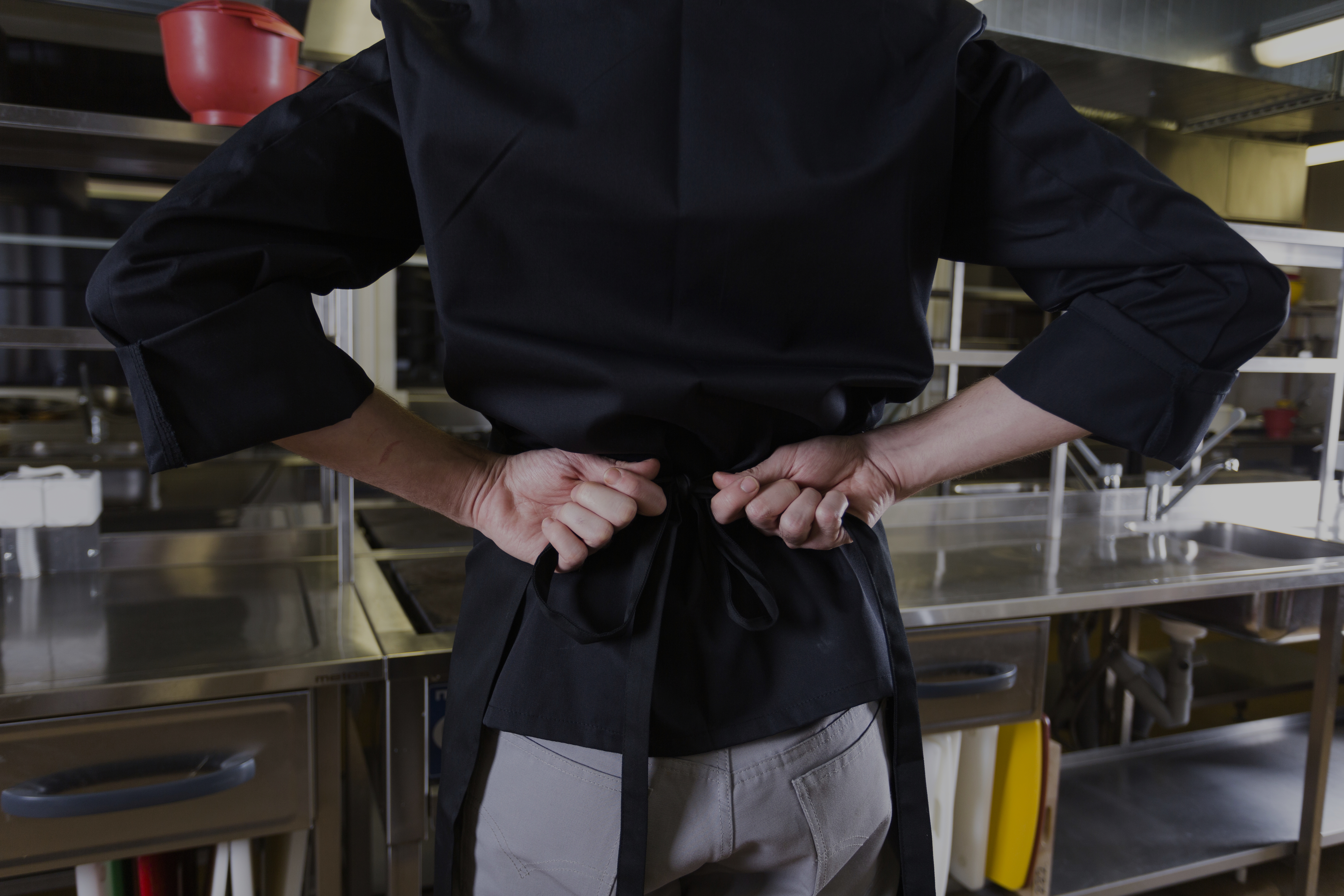 Chef en cocina comercial con equipos profesionales